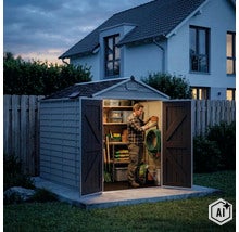 Ein Mann ordnet Töpfe in einem beleuchteten Gerätehaus im Garten vor einem Wohnhaus bei Dämmerung. (Image AI modified or generated)