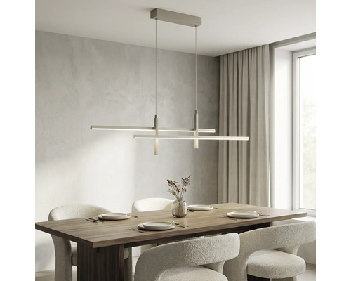 Moderne lineare LED-Pendelleuchte über einem Holzesstisch in einem hellen, minimalistischen Esszimmer mit gepolsterten Stühlen.