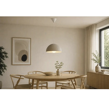 Modernes Esszimmer mit rundem Holztisch, passenden Stühlen und einer gerippten Pendelleuchte in Kuppelform. Minimalistisches Interieur.