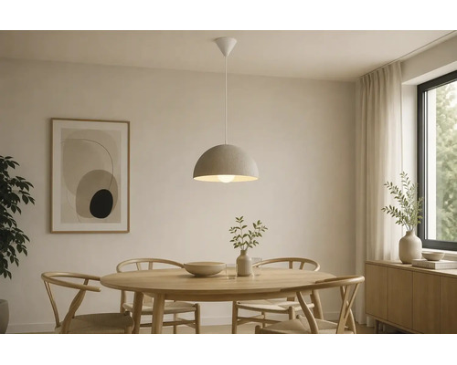 Modernes Esszimmer mit rundem Holztisch, passenden Stühlen und einer gerippten Pendelleuchte in Kuppelform. Minimalistisches Interieur.