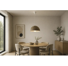 Modernes Esszimmer mit einer gerippten Pendelleuchte über einem runden Esstisch aus Holz und vier Polsterstühlen in minimalistischem Design.