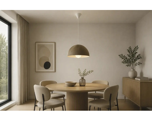 Modernes Esszimmer mit einer gerippten Pendelleuchte über einem runden Esstisch aus Holz und vier Polsterstühlen in minimalistischem Design.