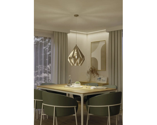 Modernes Esszimmer mit einer geometrischen Pendelleuchte über einem Holztisch mit grünen Stühlen. Der Raum wirkt hell und organisiert.