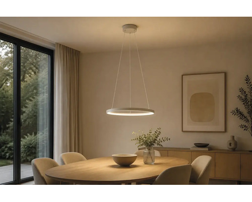 Moderne LED-Pendelleuchte in Ringform über einem ovalen Holzesstisch in einem hellen, minimalistisch eingerichteten Esszimmer.