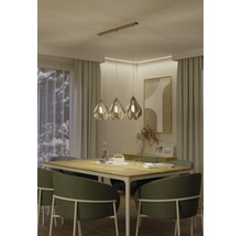 Dreiflammige Pendelleuchte mit geometrischen Schirmen über einem Esstisch aus Holz in einem modern eingerichteten Esszimmer.