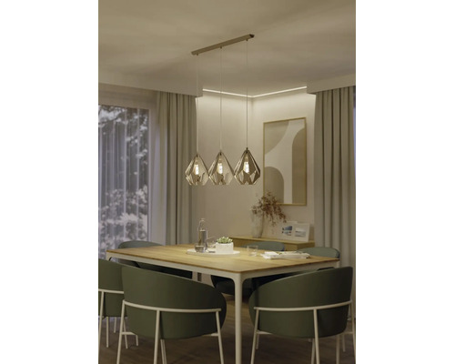 Dreiflammige Pendelleuchte mit geometrischen Schirmen über einem Esstisch aus Holz in einem modern eingerichteten Esszimmer.