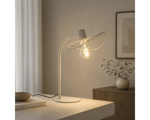 Moderne weiße Tischleuchte aus Metall mit gebogenem Arm, fächerartigem Drahtschirm und sichtbarem LED-Filament-Leuchtmittel.