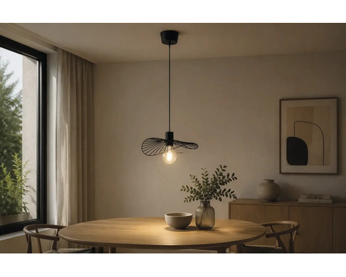 Moderne schwarze Pendelleuchte aus Drahtgeflecht über einem runden Esstisch aus Holz in einem hellen Zimmer mit Anrichte und Pflanzen.