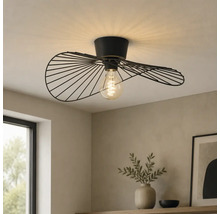 Moderne Deckenleuchte mit einem schwarzen Metalldrahtschirm in welliger Form und sichtbarem Leuchtmittel in einem hellen Raum.