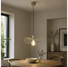 Moderne Pendelleuchte mit gewelltem Drahtschirm über einem runden Holztisch in einem hellen Wohnraum.