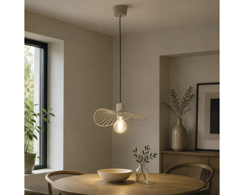 Moderne Pendelleuchte mit gewelltem Drahtschirm über einem runden Holztisch in einem hellen Wohnraum.
