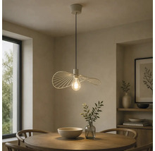 Pendelleuchte mit geschwungenem Drahtschirm über einem runden Holztisch in einem hellen, minimalistischen Esszimmer.