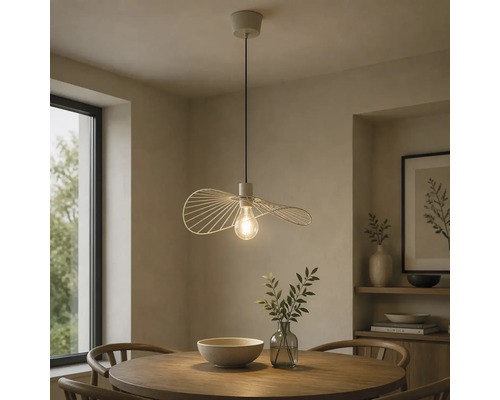 Pendelleuchte mit geschwungenem Drahtschirm über einem runden Holztisch in einem hellen, minimalistischen Esszimmer.