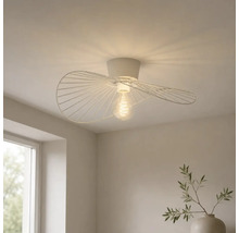 Moderne weiße Deckenleuchte aus Metalldrähten mit geschwungenem Design und sichtbarem Filament-Leuchtmittel in einem hellen Raum.