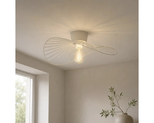 Moderne weiße Deckenleuchte aus Metalldrähten mit geschwungenem Design und sichtbarem Filament-Leuchtmittel in einem hellen Raum.