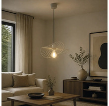Moderne Hängeleuchte mit wellenförmigem Drahtschirm in einem hellen Wohnzimmer mit Sofa, Holztisch und Sideboard.