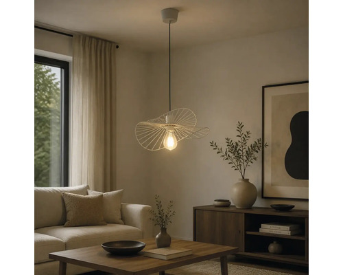 Moderne Hängeleuchte mit wellenförmigem Drahtschirm in einem hellen Wohnzimmer mit Sofa, Holztisch und Sideboard.