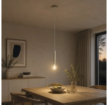 Schlanke, zylindrische Pendelleuchte über einem Holztisch in einem modern eingerichteten Esszimmer bei Abenddämmerung.