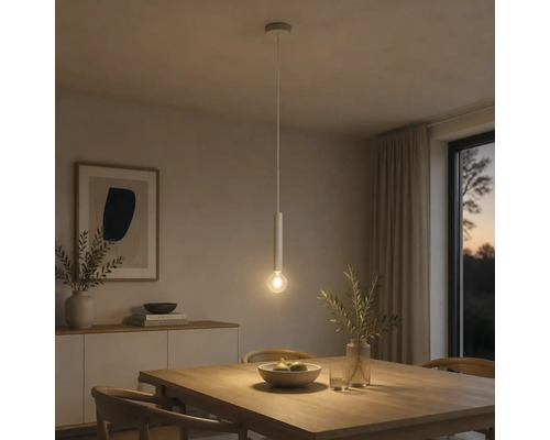 Schlanke, zylindrische Pendelleuchte über einem Holztisch in einem modern eingerichteten Esszimmer bei Abenddämmerung.