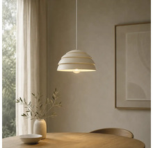 Mehrstufige Pendelleuchte im skandinavischen Stil über einem runden Holztisch in einem hellen, minimalistisch eingerichteten Esszimmer.