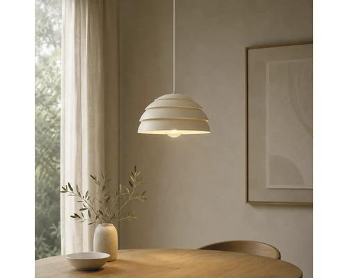 Mehrstufige Pendelleuchte im skandinavischen Stil über einem runden Holztisch in einem hellen, minimalistisch eingerichteten Esszimmer.