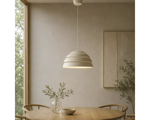 Moderne Pendelleuchte mit mehrlagigem Schirm über einem runden Esstisch aus Holz in einem hellen, minimalistisch eingerichteten Zimmer.