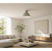 Moderne mehrstufige Deckenleuchte in einem hellen, minimalistisch eingerichteten Wohnzimmer mit Sofa, Couchtisch und Sideboard.