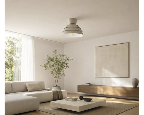 Moderne mehrstufige Deckenleuchte in einem hellen, minimalistisch eingerichteten Wohnzimmer mit Sofa, Couchtisch und Sideboard.