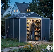 Gartenhaus mit Solardach und integrierter Beleuchtung in einem Garten, ein Mann sortiert Gegenstände in den Innenregalen. (Image AI modified or generated)