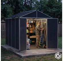 Ein Mann arbeitet in einem modernen Gartenhaus mit Doppeltür, das mit Regalen und Werkzeugen organisiert ausgestattet ist. (Image AI modified or generated)