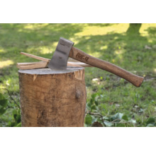 Eine For Q Spaltaxt mit Holzstiel steckt in einem Holzstamm und spaltet ein Stück Holz.