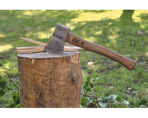 Eine For Q Spaltaxt mit Holzstiel steckt in einem Holzstamm und spaltet ein Stück Holz.