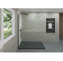 Modernes Badezimmer mit begehbarer Dusche, Glaswand, anthrazitfarbener Duschwanne und schwarzen Armaturen an hellgrau gefliesten Wänden.