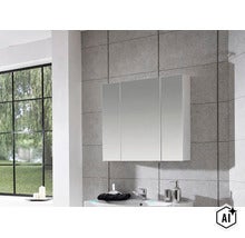 Dreitüriger Spiegelschrank im Badezimmer, montiert an einer grau gefliesten Wand über einem Waschbecken. (Image AI modified or generated)