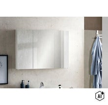 Spiegelschrank mit drei Türen für das Badezimmer, an einer strukturierten Wand montiert. (Image AI modified or generated)