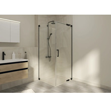 Modernes Badezimmer mit einer Eckduschkabine aus Glas und schwarzen Beschlägen neben einem Waschtischunterschrank in Holzoptik.