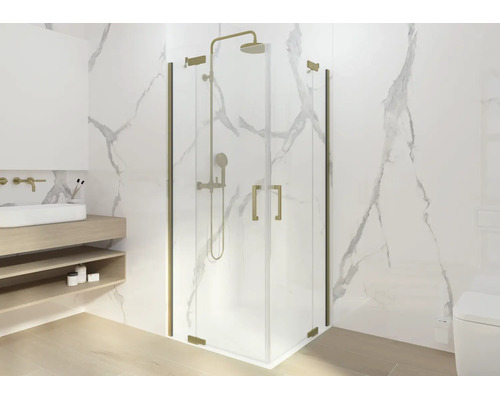 Modernes Badezimmer mit einer Duschkabine aus Glas, goldenen Armaturen und Wandfliesen in Marmoroptik.