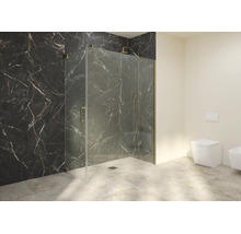 Barrierefreie Duschkabine aus Klarglas mit goldfarbenen Beschlägen vor einer Wand aus schwarzem Marmor im modernen Badezimmer.