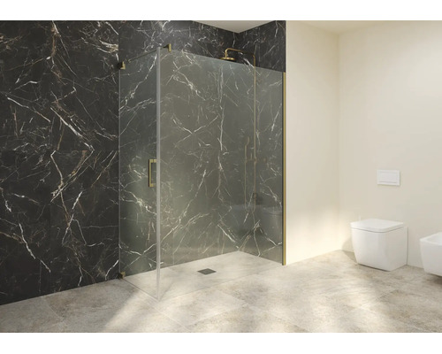 Barrierefreie Duschkabine aus Klarglas mit goldfarbenen Beschlägen vor einer Wand aus schwarzem Marmor im modernen Badezimmer.