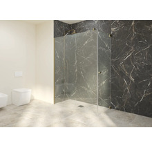 Modernes Badezimmer mit einer begehbaren Glasdusche, Messingarmaturen, Wandfliesen in schwarzer Marmoroptik und hellen Bodenfliesen.