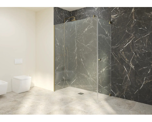 Modernes Badezimmer mit einer begehbaren Glasdusche, Messingarmaturen, Wandfliesen in schwarzer Marmoroptik und hellen Bodenfliesen.