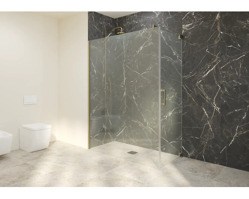 Modernes Badezimmer mit einer Duschkabine aus Glas mit goldenen Profilen, dunklen Marmorfliesen an der Wand und einem weißen WC.