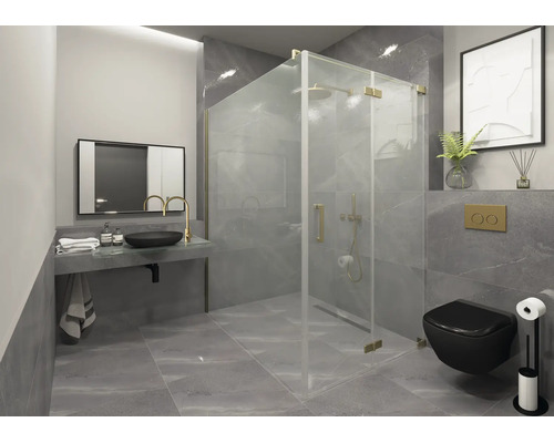 Modernes Badezimmer mit barrierefreier Glasdusche, Wand-WC, Aufsatzwaschbecken und Armaturen in Messingoptik.