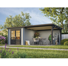Modernes Gartenhaus aus Holz mit integrierter, überdachter Terrasse, Sitzgruppe und Grillplatz in einer hellen Gartenlandschaft.