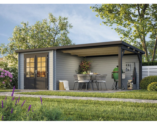 Modernes Gartenhaus aus Holz mit integrierter, überdachter Terrasse, Sitzgruppe und Grillplatz in einer hellen Gartenlandschaft.
