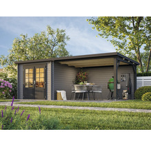 Modernes Gartenhaus aus Holz mit integrierter Terrassenüberdachung, Doppeltür mit Lichtausschnitten, Sitzgruppe und Grill im hellen Außenbereich.