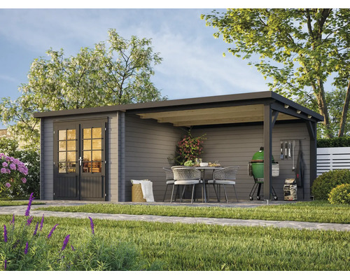 Modernes Gartenhaus aus Holz mit integrierter Terrassenüberdachung, Doppeltür mit Lichtausschnitten, Sitzgruppe und Grill im hellen Außenbereich.
