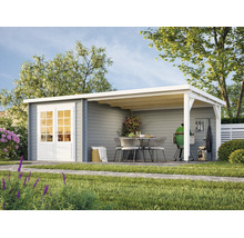 Modernes Gartenhaus aus Holz mit Pultdach, Doppeltür und integrierter, überdachter Terrasse in einem Garten mit Sitzgruppe und Grill.