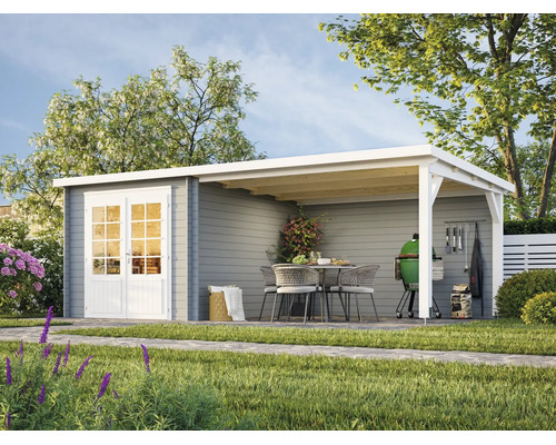 Modernes Gartenhaus aus Holz mit Pultdach, Doppeltür und integrierter, überdachter Terrasse in einem Garten mit Sitzgruppe und Grill.