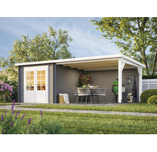 Modernes graues Gartenhaus aus Holz mit Pultdach, weißer Doppeltür und integrierter Lounge inklusive Sitzgruppe und Grill in einem Garten.